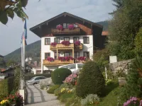 Aparthotel Fackler Hotels in der Nähe von Pfarrkirche St. Quirinus Tegernsee