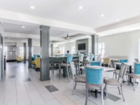 La Quinta Inn & Suites by Wyndham Kansas City Airport Hotels in Kansas City