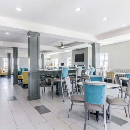 La Quinta Inn & Suites by Wyndham Kansas City Airport