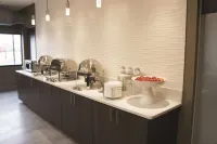 La Quinta Inn & Suites by Wyndham Wichita Airport - breakfast