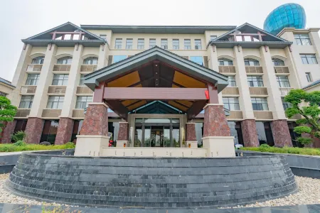 Tianxiachan Hotel (Xing Xiuniang Ecological Park) Отели в г. Хуанмэй