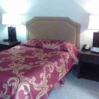 5th Avenue Inn & Suites Rooms
