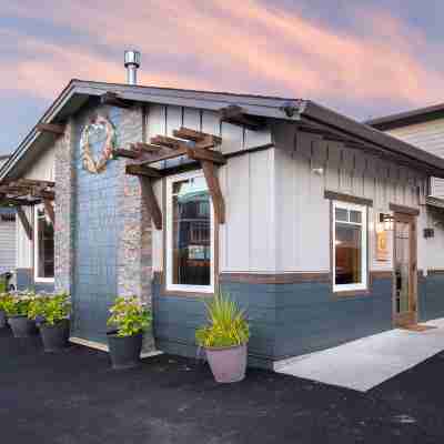 The Coho Oceanfront Lodge Hotel Exterior