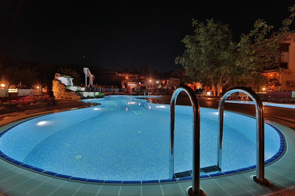 Holiday Cave Hotel