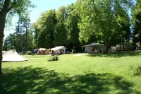 Chateau-Camping la Grange Fort, 63500 les Pradeaux Hotels in Le Broc