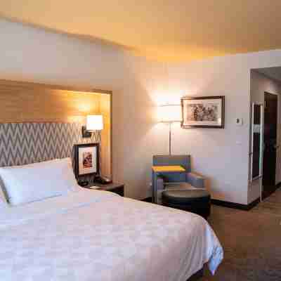 Holiday Inn & Suites Savannah Airport - Pooler Rooms