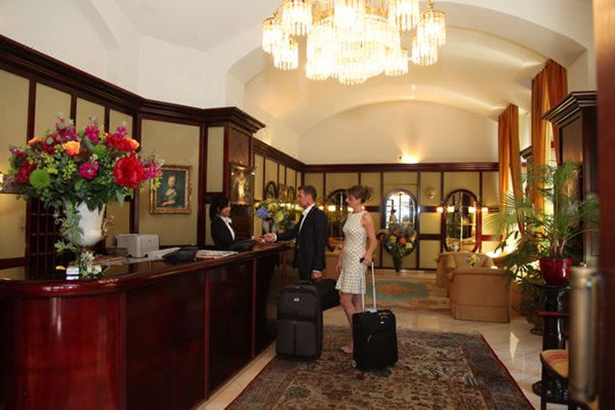 1. 호텔 암 스추버..