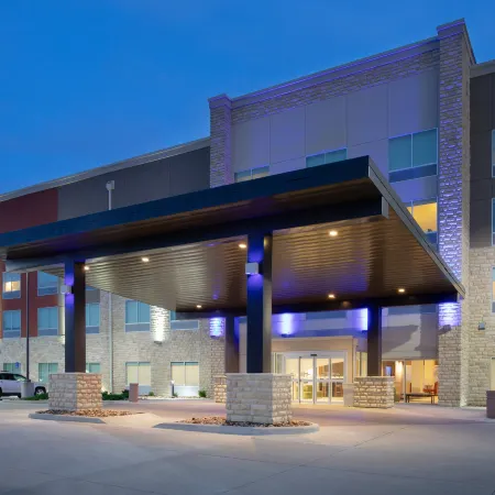 Holiday Inn Express & Suites Great Bend by IHG
