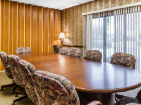 エグゼクティブ イン & スイーツ エンタープライズのホテル