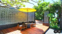 Yellow House Hotels near Kenting Haunted House
