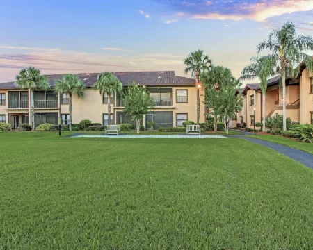 Alhambra Villas Отели рядом с достопримечательностью «Publix Super Market at Village Shops at Bellalago»