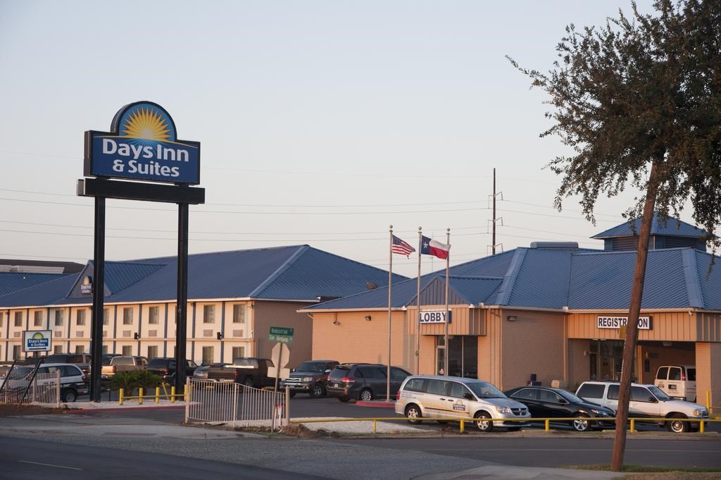 Days Inn & Suites by Wyndham Laredo