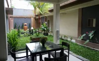 Jhoanie Hotel Hotel di Tomohon Tengah