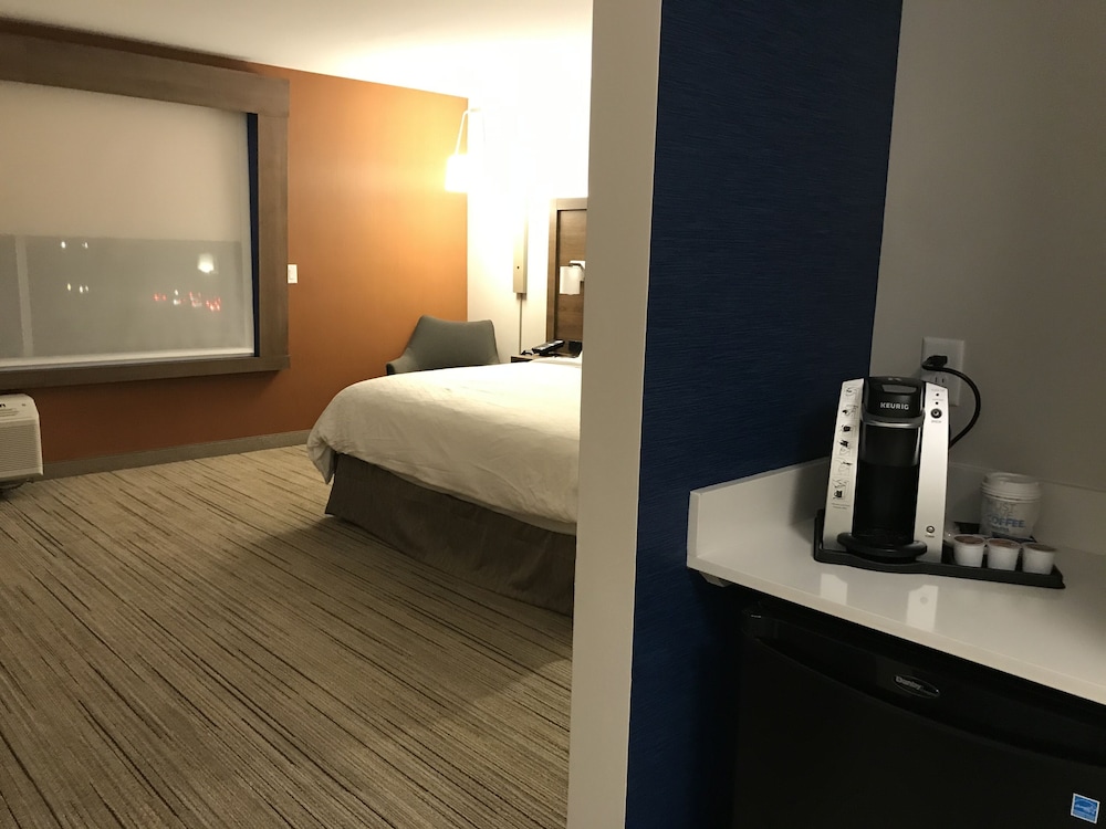 Holiday Inn Express & Suites Phoenix - Airport North, an Ihg Hotel