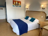 Hôtel le Laury's فنادق في Onet-le-Chateau