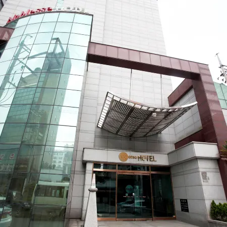 Noblesse Hotel Отели рядом с достопримечательностью «Музей компьютеров Nexon»