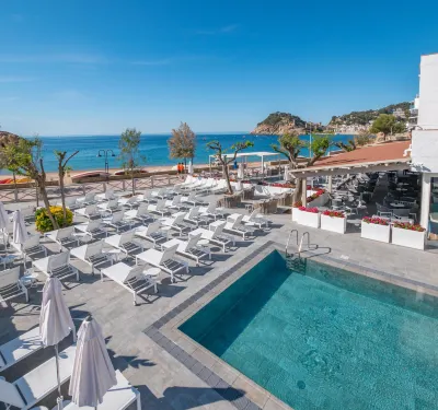金色之海蒙努達飯店 Playa Santa Maria de Llorell附近的飯店