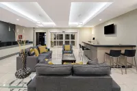 La Quinta Inn & Suites by Wyndham Mercedes Outlet Mall