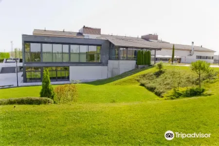 Hq la Galeria Отели рядом с достопримечательностью «Padi Thai Massage»