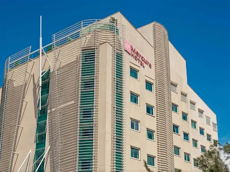 Sercotel Carlos III Отели рядом с достопримечательностью «Escultura de Carlos III»