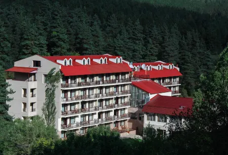 Best Western Plus Paradise Hotel Dilijan Отели рядом с достопримечательностью «Монастырь Севанаванк»