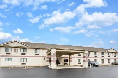 Super 8 by Wyndham Yorkville Hotels in Oswego