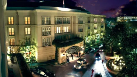 The Peninsula Beverly Hills Отели рядом с достопримечательностью «Уотеруорлд»