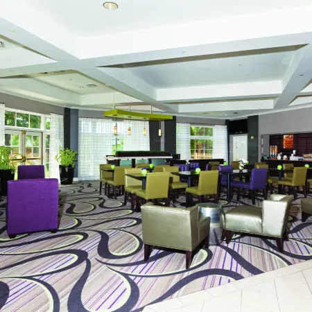 La Quinta Inn & Suites by Wyndham Dallas North Central Отели рядом с достопримечательностью «Универмаг "Норт-Парк Центр"»