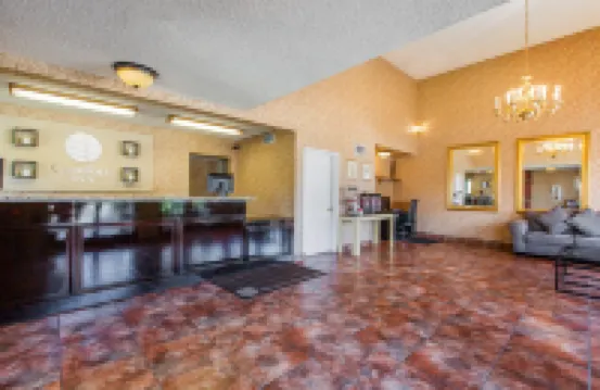 舒適套房酒店-近莫雷諾谷馬奇空軍預備基地