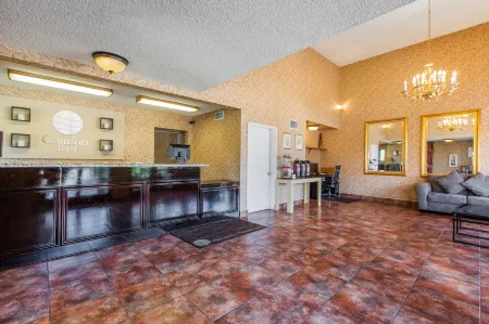 Comfort Inn & Suites Moreno Valley Near March Air Reserve Base Отели рядом с достопримечательностью «WinCo Foods»