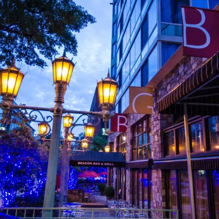 Beacon Hotel & Corporate Quarters Отели рядом с достопримечательностью «Площадь Фаррагута»