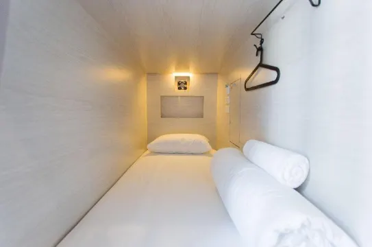 ห้องพักรวมแคปซูลพร้อมทางเข้าด้านหน้า สำหรับทั้งชายและหญิง