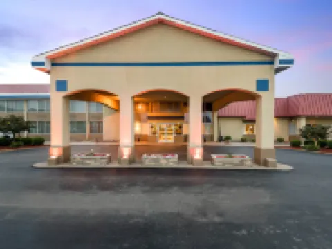 Econo Lodge Inn & Suites Triadelphia - Wheeling Hotels in Ohio County