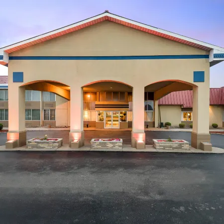 Econo Lodge Inn & Suites Triadelphia - Wheeling