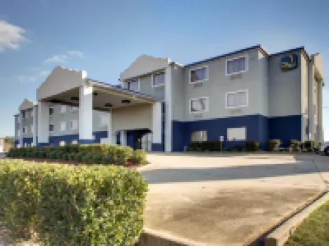 Quality Inn & Suites Pearl-Jackson Hotels in Pearl
