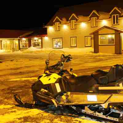 Auberge Le Caribou Hotel Exterior