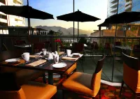 Pinnacle Hotel Vancouver Harbourfront - Breakfast