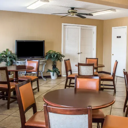 Econo Lodge Madison Airport