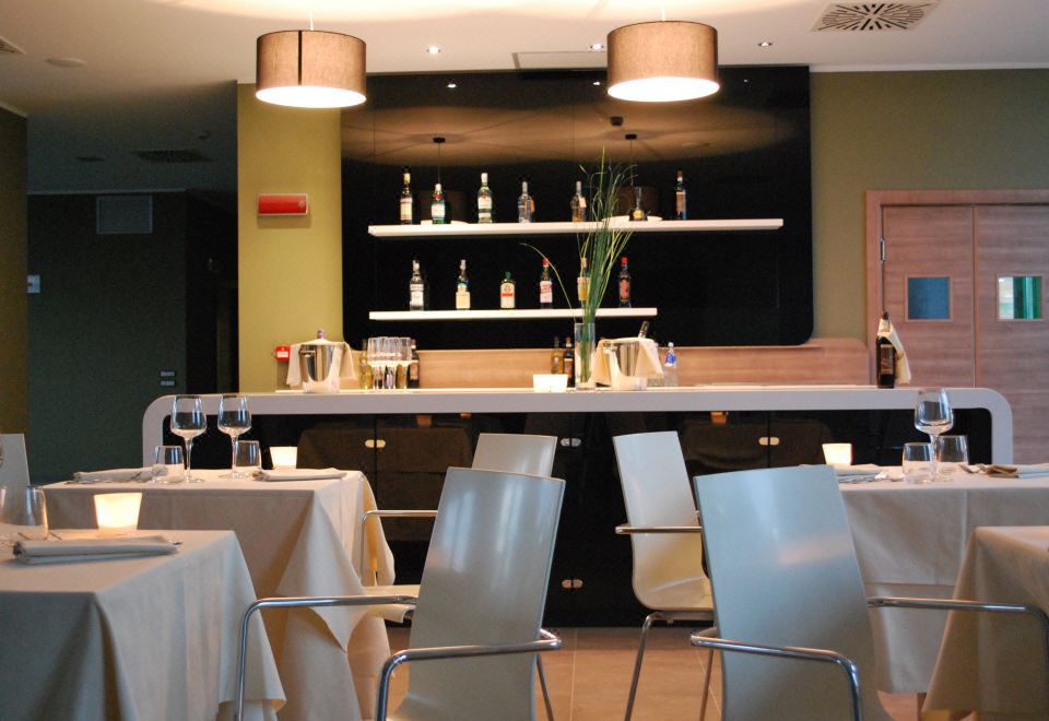 아이디어 호텔 플러스 사보나의 현대적인 로비 또는 객실