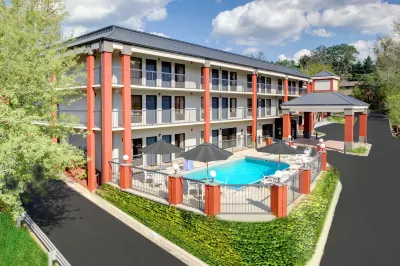 Clarion Pointe Biltmore Village Hoteles en 