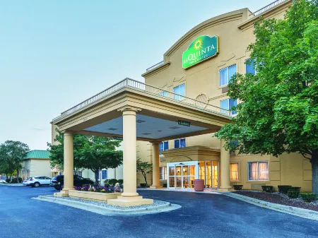 La Quinta Inn & Suites by Wyndham Detroit Utica