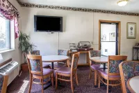 Quality Inn Galesburg Near US Highway 34 and I-74 - parking