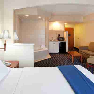 Holiday Inn Express & Suites Orangeburg Rooms