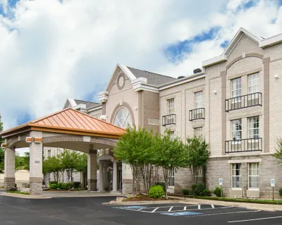 Quality Inn & Suites Little Rock West Hotels in Maumelle