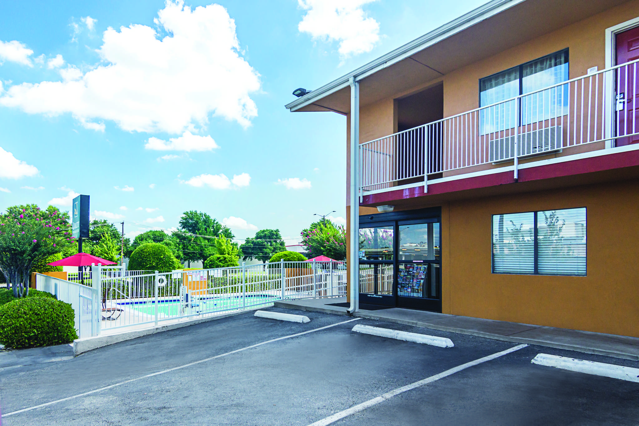 Days Inn & Suites by Wyndham Arlington Near Six Flags