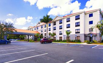 La Quinta Inn & Suites by Wyndham Bonita Springs Naples N.