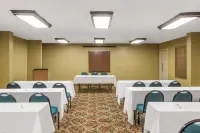 Super 8 by Wyndham Metairie - parking
