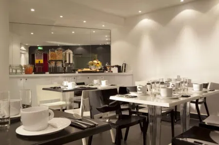 First Hotel Paris Tour Eiffel Отели рядом с достопримечательностью «Exposition Titanic»