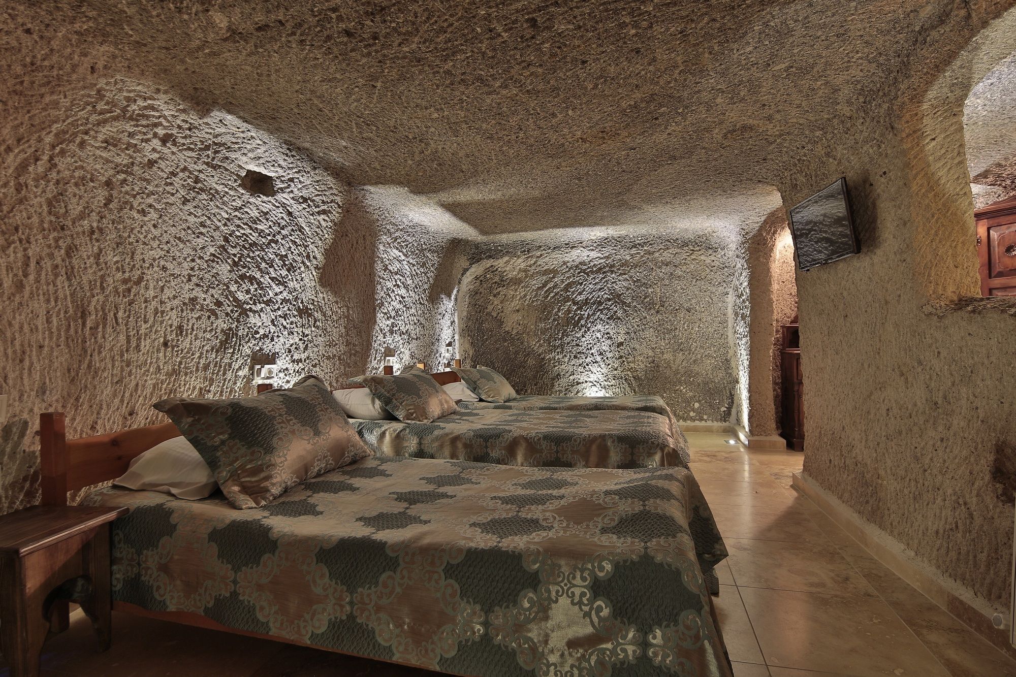 Shoestring Cave House