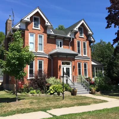 Seaway Manor B&B Hotel dekat Thousand Islands Playhouse